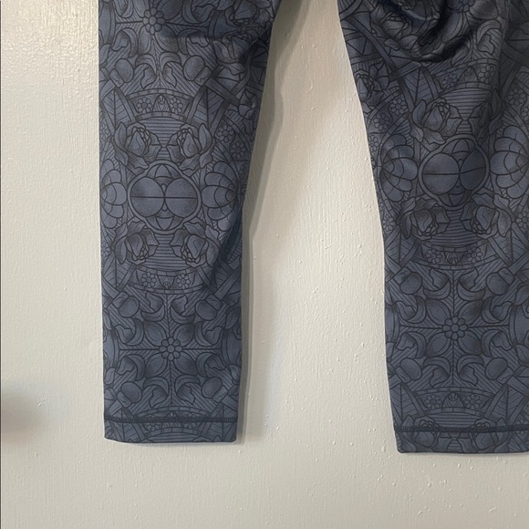 Lululemon high waist roll down crop Leggings 23” - Picture 5 of 8